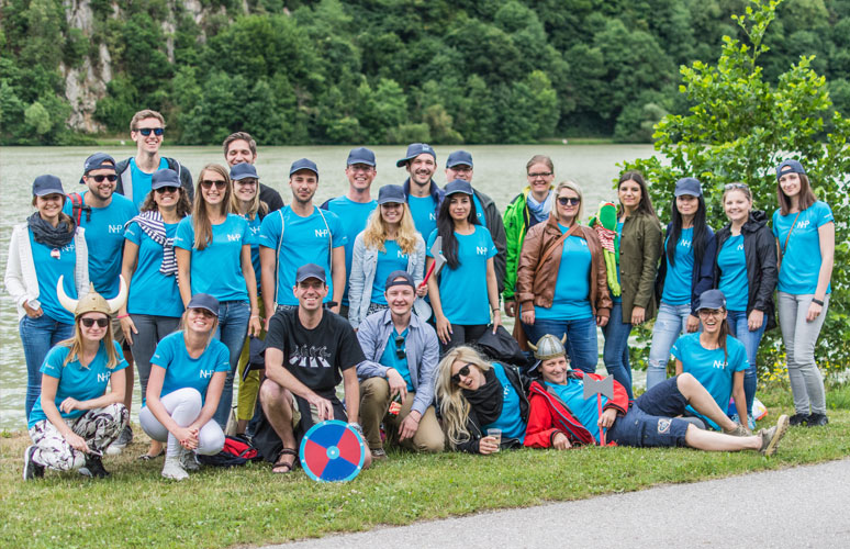 Beim Betriebsausflug 2017 ging's mit dem Wikingerboot Richtung Passau